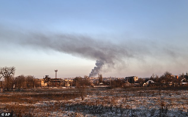 El humo se eleva después de los bombardeos en Soledar, el sitio de fuertes batallas con las fuerzas rusas en la región de Donetsk, Ucrania, el domingo 8 de enero de 2023