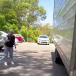 Una mujer australiana se desató contra un camionero después de que su vehículo le impidió salir de un estacionamiento suburbano.