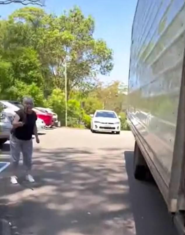 Una mujer australiana se desató contra un camionero después de que su vehículo le impidió salir de un estacionamiento suburbano.