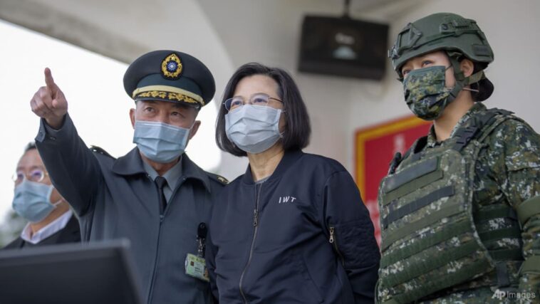 Tsai de Taiwán visita base mientras China protesta por paso de barco estadounidense