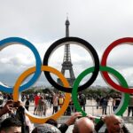 En la imagen: los anillos olímpicos para celebrar el anuncio oficial del COI de que París ganó la candidatura olímpica de 2024 se ven frente a la Torre Eiffel en la plaza Trocadero en París, Francia.