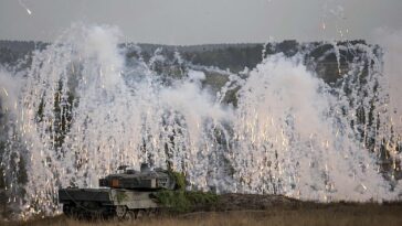Un tanque de batalla principal Leopard 2 lanza granadas de niebla durante ejercicios en Alemania.  Una flota de tanques pronto será enviada a Ucrania.