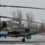 Ucrania ha destruido tres helicópteros rusos Ka-52 en solo media hora (en la foto: un militar revisa un helicóptero de ataque Ka-52 en Luhansk este mes)