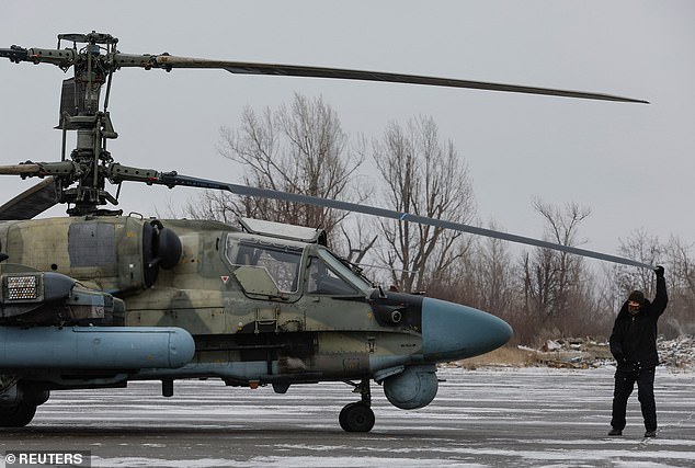 Ucrania ha destruido tres helicópteros rusos Ka-52 en solo media hora (en la foto: un militar revisa un helicóptero de ataque Ka-52 en Luhansk este mes)