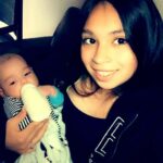 La infante fue encontrada acunada en brazos de su madre, Alissa Parraz, en una zanja afuera de las viviendas.