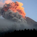 El equipo de la Universidad de Cambridge publicó un informe que detalla posibles escenarios del fin del mundo para cuando el Monte Merapi se despierte con ira.  En la foto, el monte Merapi en erupción en 2006