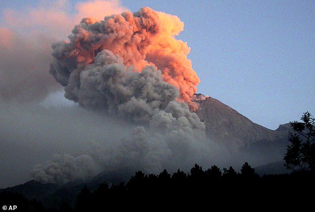 El equipo de la Universidad de Cambridge publicó un informe que detalla posibles escenarios del fin del mundo para cuando el Monte Merapi se despierte con ira.  En la foto, el monte Merapi en erupción en 2006