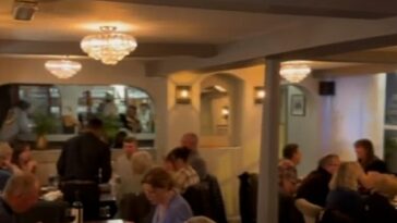 Un restaurante indio está en el centro de un misterio después de que una mujer afirmó haber visto a su esposo, que murió hace nueve años, cenando allí en un video que el lugar dijo haber filmado recientemente.  Spice Cottage, en Westbourne, cerca de Chichester en West Sussex, se inundó de comentarios sobre su último video promocional (arriba)