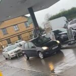 El video muestra a la mujer conduciendo su Toyota plateado, a gran velocidad, contra la parte trasera del Ford negro estacionado en la gasolinera Applegreen en Duleek, condado de Meath.
