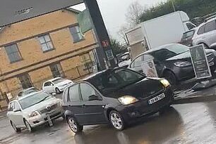 El video muestra a la mujer conduciendo su Toyota plateado, a gran velocidad, contra la parte trasera del Ford negro estacionado en la gasolinera Applegreen en Duleek, condado de Meath.