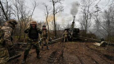 Unidades de misiles y artillería de Ucrania alcanzan ocho grupos enemigos y puesto de mando