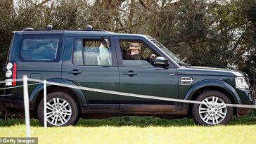 La princesa Ana, fotografiada aquí con uno de sus perros bull terrier mirando por la ventana de su Land Rover en 2019. Se afirma que uno de sus perros atacó a otro en una sesión de fotos real en el Boxing Day