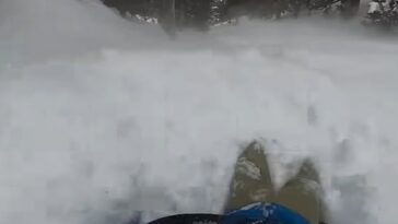 Blake Nielson intenta recuperar el control cuando queda atrapado en una avalancha