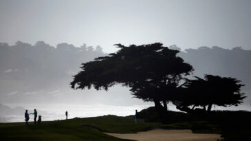 Video dramático muestra el impacto de las tormentas de 'río atmosférico' en los campos de golf de la península de Monterey en California