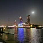 Los observadores del cielo verán una 'microluna' completa el viernes por la noche.  Aparecerá como un punto en el cielo nocturno porque la luna está en su punto más alejado de la Tierra.  En la imagen, una microluna completa en el cielo sobre el río Támesis en Londres en 2020.