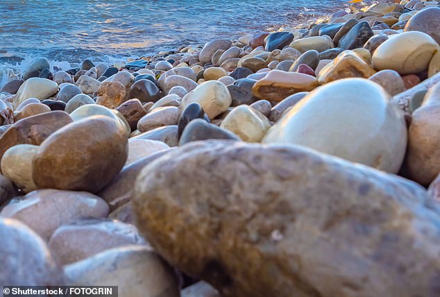 Los científicos dicen que si quieres causar una mayor impresión cuando rozas piedras, elige algo grande y con curvas porque saltará más alto y a mayor velocidad. [File image]