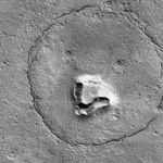 Esta peculiar imagen de Marte parece haber capturado al devoto del sándwich de mermelada que nos sonríe desde la superficie fracturada del Planeta Rojo.