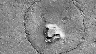 Esta peculiar imagen de Marte parece haber capturado al devoto del sándwich de mermelada que nos sonríe desde la superficie fracturada del Planeta Rojo.