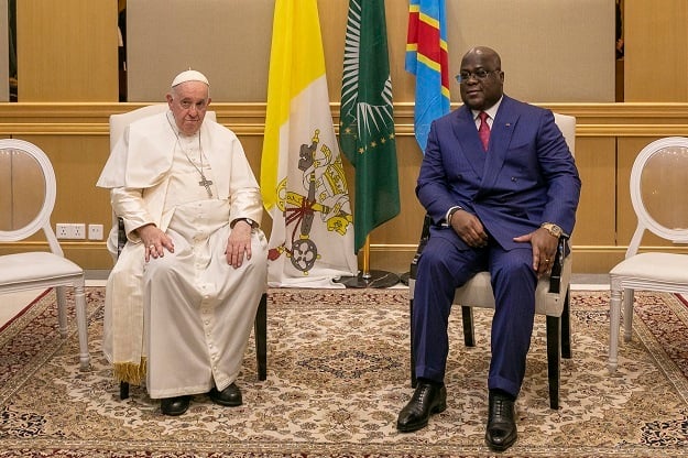 Pope Francis (L) pose for a photograph with Presid