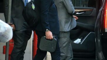 El príncipe Harry se ve el lunes saliendo de su hotel de Manhattan y dirigiéndose a grabar un episodio del programa de Stephen Colbert, acompañado por un guardia armado con una caja de seguridad Glock.