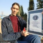 Sultan Kösen, de 40 años, que mide 8 pies 3 pulgadas, presumió con orgullo su certificado durante una entrevista con la Agencia Anadolu en el pueblo de Dede de Mardin, Turquía, el 3 de enero de 2023.