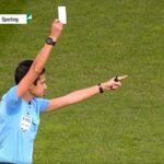 La árbitro Catarina Campos mostró la tarjeta blanca durante un partido de copa femenina entre el Sporting de Lisboa y el Benfica el sábado.