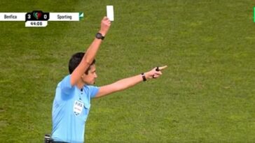 La árbitro Catarina Campos mostró la tarjeta blanca durante un partido de copa femenina entre el Sporting de Lisboa y el Benfica el sábado.