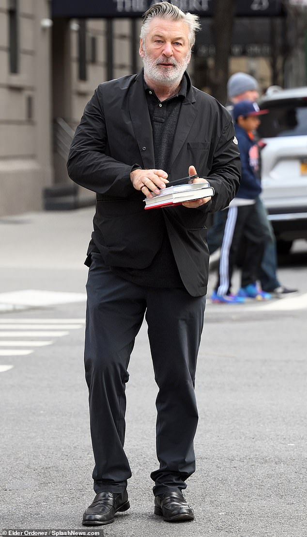 El actor Alec Baldwin, de 64 años, prometió luchar contra los cargos de homicidio involuntario que se presentarán en su contra a finales de mes.