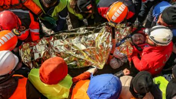100 horas bajo los escombros: rescates 'milagrosos' tras terremoto en Turquía