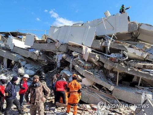 (LEAD) S. Korean team rescues one more survivor in quake-hit Turkey