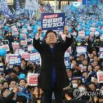 (LEAD) Opposition party takes to streets to protest prosecution probes into leader