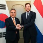 (LEAD) S. Korean, Dutch foreign ministers discuss cooperation on chips, nuclear energy