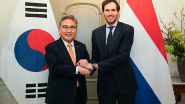 (LEAD) S. Korean, Dutch foreign ministers discuss cooperation on chips, nuclear energy