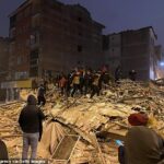 Un edificio fue destruido luego de un terremoto de magnitud 7.4 en Turquía el domingo por la noche.
