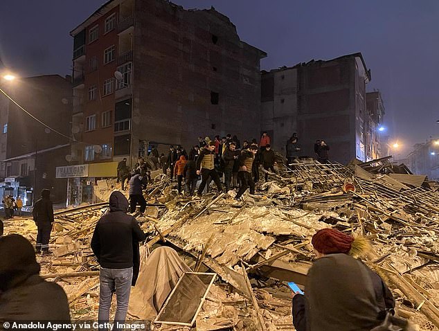 Un edificio fue destruido luego de un terremoto de magnitud 7.4 en Turquía el domingo por la noche.