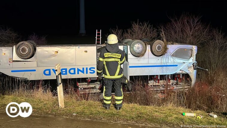 Alemania: autobús vuelca en la carretera, hiriendo a decenas