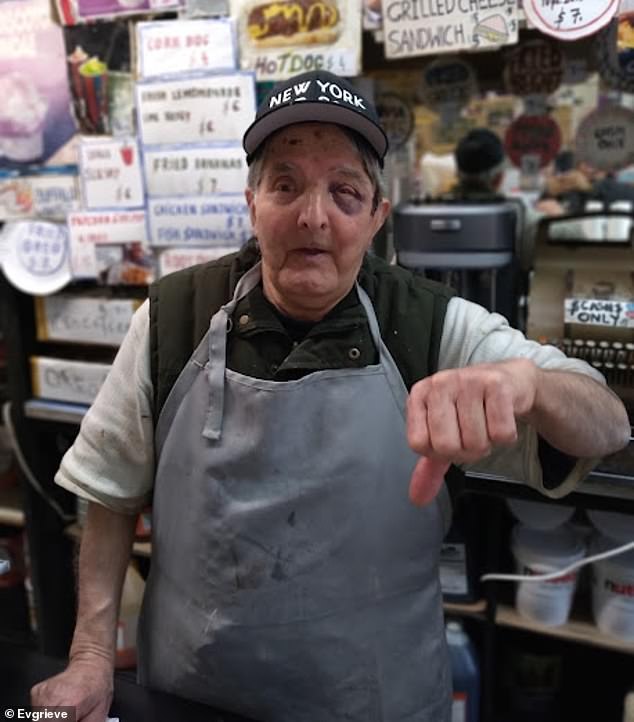 Ray Alvarez, el propietario de Ray's Candy Store, de 90 años, fue atacado el martes por la noche por un asaltante desconocido con una piedra.  Desde entonces ha vuelto a trabajar.