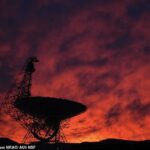 ¿Hay alguien por ahí?  Se han descubierto ocho misteriosas nuevas señales de radio gracias a un nuevo algoritmo entrenado en inteligencia artificial que los investigadores esperan que agilice la búsqueda de extraterrestres.  Examinaron una colección de estrellas detectadas por el Telescopio Green Bank en Virginia Occidental.