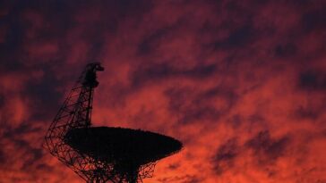¿Hay alguien por ahí?  Se han descubierto ocho misteriosas nuevas señales de radio gracias a un nuevo algoritmo entrenado en inteligencia artificial que los investigadores esperan que agilice la búsqueda de extraterrestres.  Examinaron una colección de estrellas detectadas por el Telescopio Green Bank en Virginia Occidental.