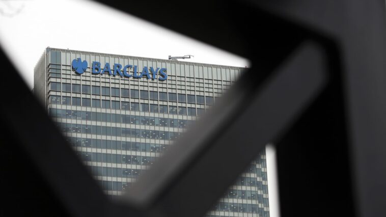 Barclays registra una caída del 19% en las ganancias netas anuales después de un costoso error comercial en EE. UU.;  fregadero de acciones
