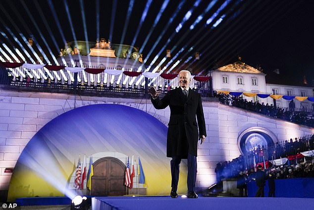 El presidente Joe Biden recibió una bienvenida de héroe cuando llegó a los terrenos del Castillo Real de Varsovia el martes por la noche para conmemorar el aniversario de la guerra en Ucrania.