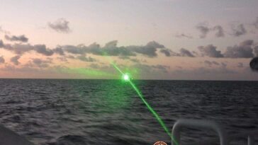 Filipinas acusó el lunes a un barco de la guardia costera china de golpear un barco de la guardia costera filipina con un láser de grado militar el 6 de febrero. En la imagen: una imagen publicada por la guardia costera de Filipinas que muestra una luz verde que proviene del barco chino.
