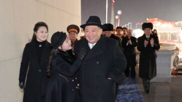 COMENTARIO: El tierno momento de Kim Jong Un con su hija en un desfile militar dice mucho de sus planes de sucesión