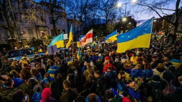 Los ucranianos y los rusos se reúnen para una vigilia en Holland Park y luego marchan a la Embajada de Rusia esta noche.
