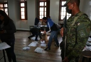 Cierran urnas y comienza el conteo en las elecciones de Ecuador