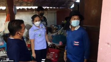 Rattanawadee Poontawee, de 12 años, fue encontrada muerta en su casa en la provincia de Nakhon Nayok, Tailandia, el 13 de febrero después de agarrar el cargador del teléfono que todavía estaba conectado a la toma de extensión.  En la imagen: Investigadores y médicos en el lugar.