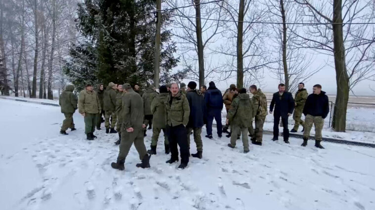 Decenas de soldados liberados en intercambio de prisioneros ruso-ucraniano