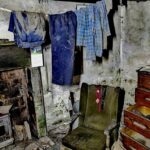 Un explorador urbano ha capturado fotos espeluznantes de una casa aislada que muestra ropa aún tendida junto a la chimenea, fotos familiares y platos sucios en el aparador.