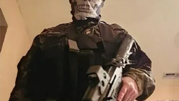 Se ha visto a Sarah Beth Clendaniel, en la foto, vestida con equipo táctico completo con la insignia de la esvástica y sosteniendo un rifle.