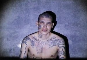 El Salvador traslada primeros 2 mil reclusos a "Megacárcel" Cecot